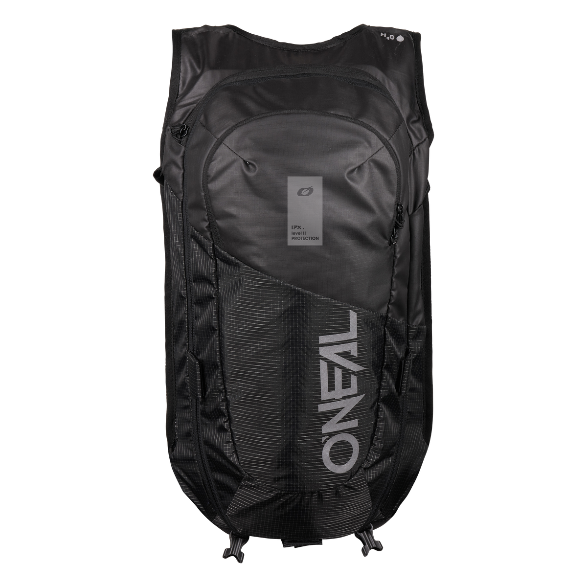 Der O'NEAL Europe JUNCTION MTB Protektorrucksack in Schwarz zeichnet sich durch mehrere Reißverschlussfächer, eine strukturierte Vorderseite und ein auffälliges vertikales "ONEAL"-Logo aus, das auf einem schlichten weißen Hintergrund abgebildet ist.