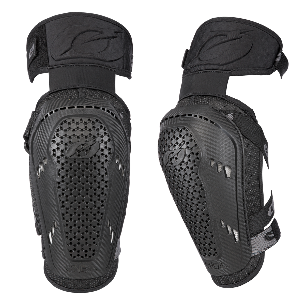 Zwei O'NEAL PRO III Ellbogenschützer in Schwarz, mit belüftetem Design, harten Schutzschalen und verstellbaren Riemen für Sport oder Radfahren, werden nebeneinander auf einem einfarbigen Hintergrund gezeigt.
