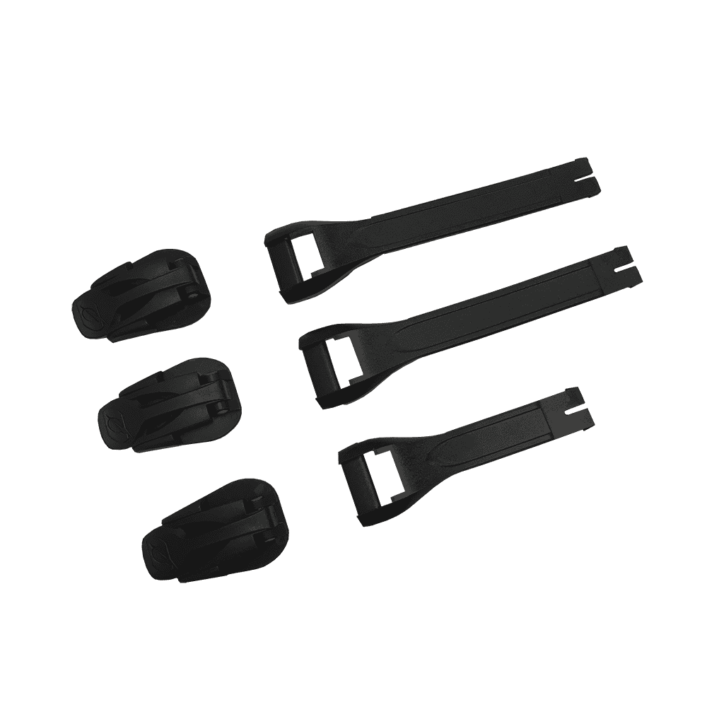 Cinq pièces en plastique noir du kit O'NEAL RSX Bottes Full Buckle/Strap : trois clips arrondis sur le côté gauche et deux sangles plates plus longues et fourchues sur le côté droit, tous disposés en rangées sur un fond vert solide.