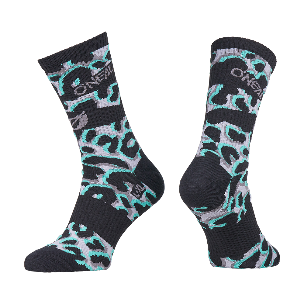 Die O'NEAL MTB Performance Socke WILD zeigt ein schwarzes und türkisfarbenes Leopardenmuster mit dem O'NEAL-Logo in Weiß auf weißem Hintergrund.