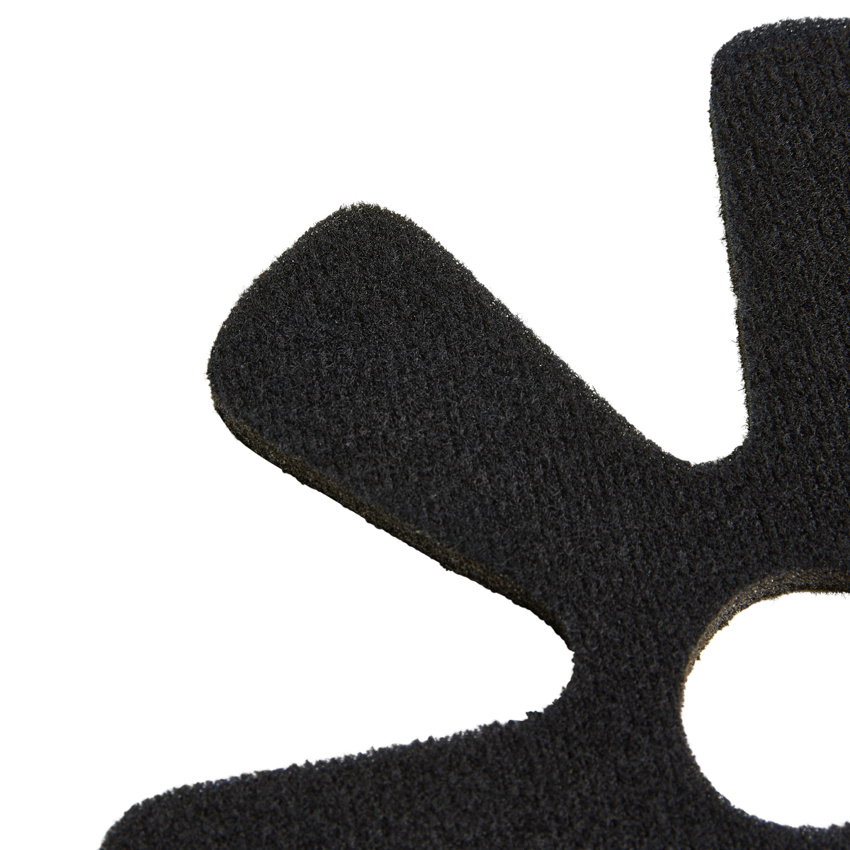 Gros plan sur le casque Liner DIRT LID de O'NEAL, montrant une pièce structurée en forme de fleur avec un trou central sur un fond noir solide - trois pétales sont visibles.