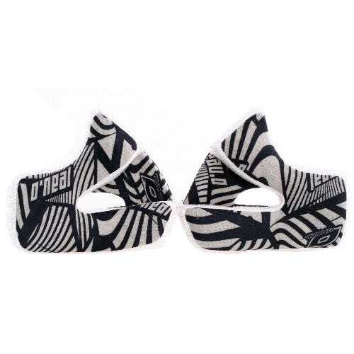 Las almohadillas para las mejillas del casco O'NEAL 7SRS EVO son almohadillas blancas y negras con llamativos dibujos geométricos y el logotipo de O'NEAL en cada almohadilla.