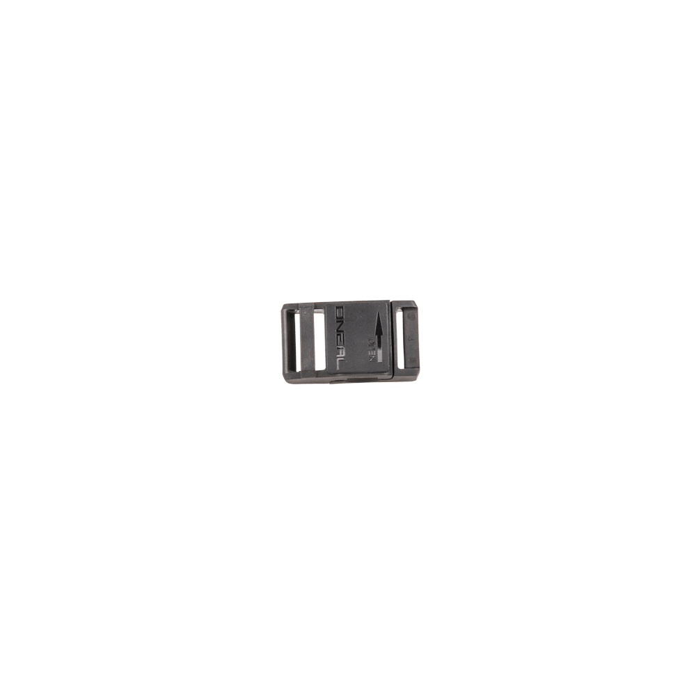 Le Fidlock Spare Buckle Full Face Helmet d'O'NEAL est un petit fermoir en plastique noir rectangulaire avec deux fentes latérales marquées "GENERAL" et une flèche qui indique le sens de la fixation.