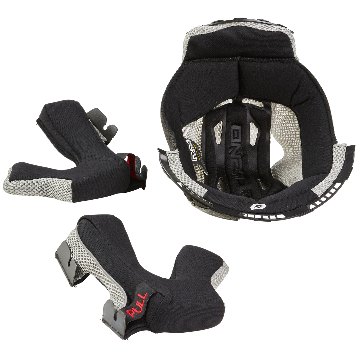 Trois coussinets Liner & Cheek noirs et gris O'NEAL pour le casque 10SRS, dont deux coussinets de joues et un coussinet de tête, sont représentés sur un fond blanc. Sur le coussinet de joue gauche, il y a une étiquette rouge "PULL". Marque : O'NEAL.