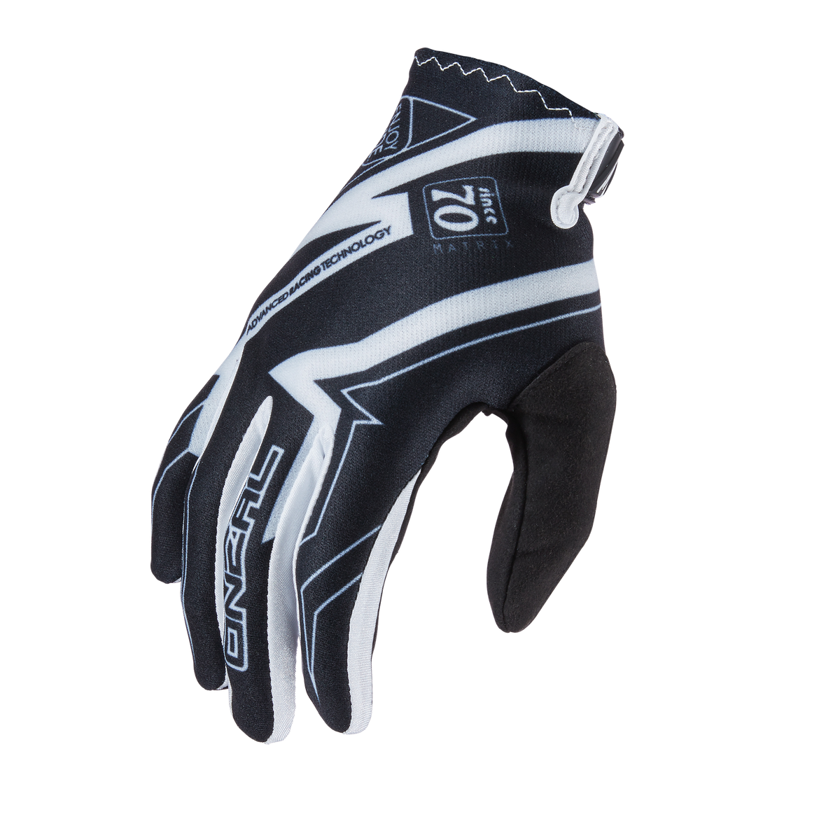 Der O'NEAL VAULT Handschuh RACEWEAR, ein schwarz-weißer Handschuh mit geometrischen Mustern von O'NEAL, bietet starken Halt und Flexibilität. Er ist mit der Handfläche nach unten auf weißem Grund abgebildet.