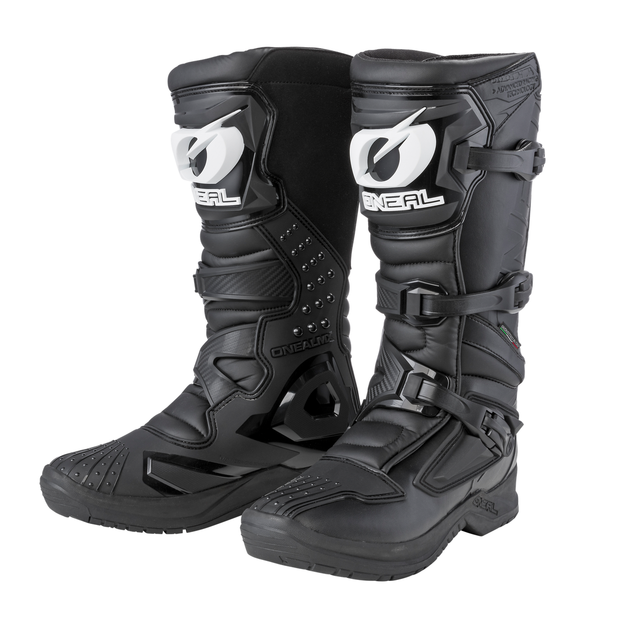Las botas O'NEAL RSX son unas botas de motocross negras con hebillas robustas, punteras reforzadas, suelas texturizadas y la marca O'NEAL en las espinilleras: una elección protectora y robusta para la conducción todoterreno.