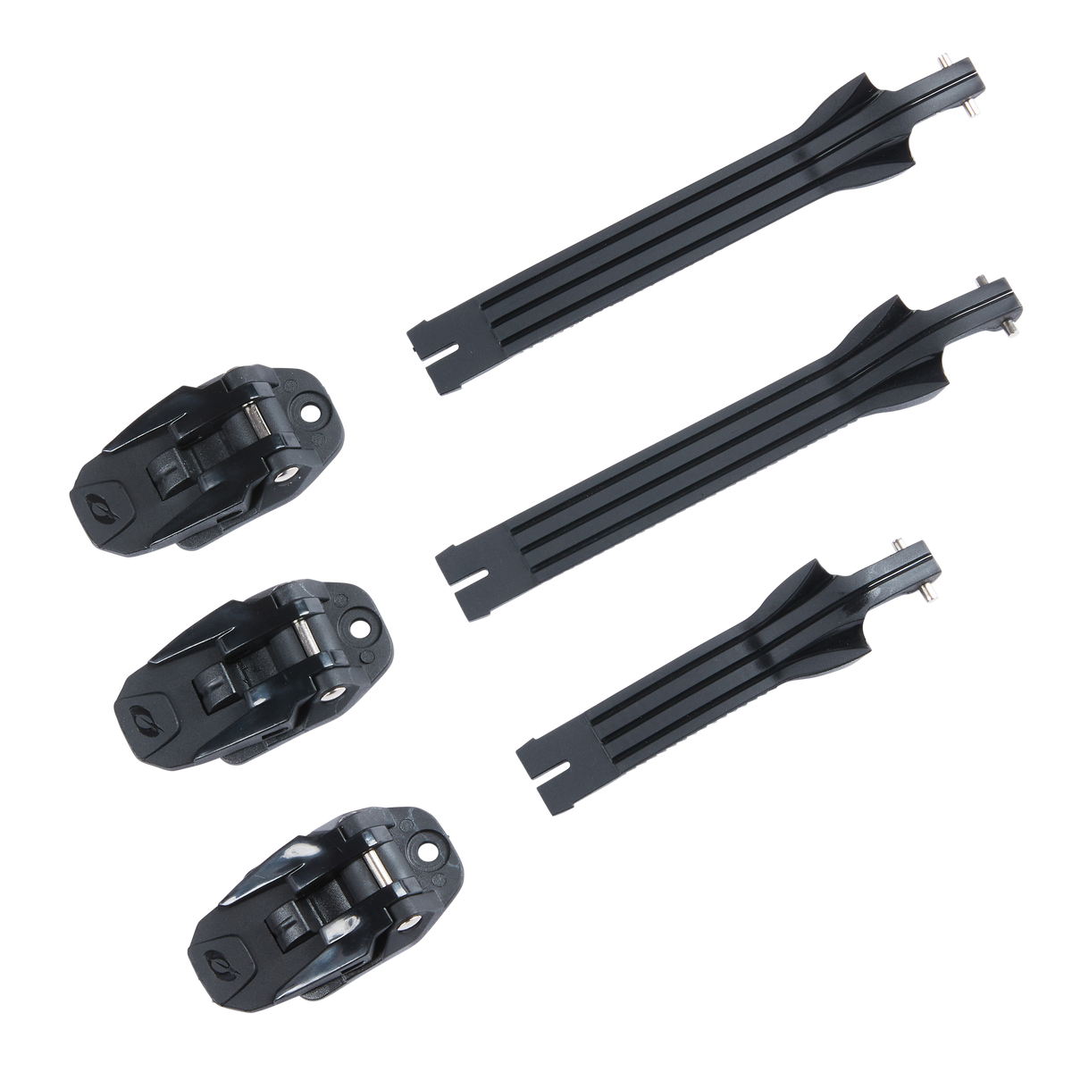 Quattro clip di plastica nera e tre clip di fissaggio nere e scanalate del kit O'NEAL RIDER PRO Yout Boot Full Buckle/Strap Kit di O'NEAL, disposte su uno sfondo bianco. Adatto per assemblare o riparare le cinghie degli stivali.