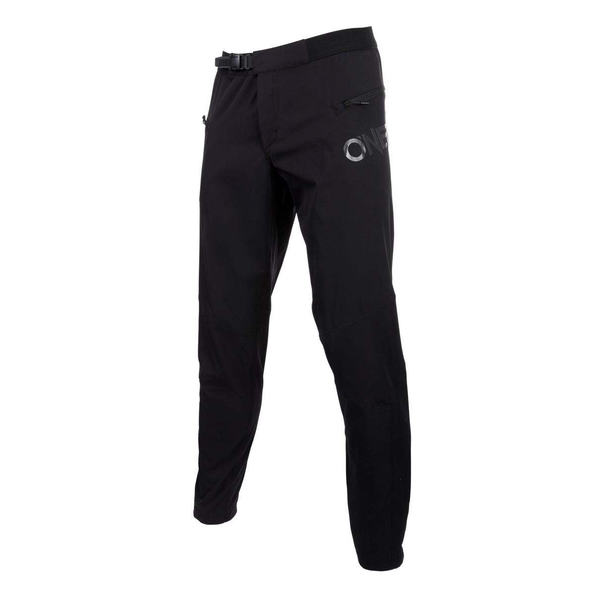 I pantaloni O'NEAL TRAILFINDER per bambini sono pantaloni sportivi neri, dalla vestibilità slim, con una tasca laterale con zip, una cintura regolabile in vita e il logo "ONE" bianco: l'ideale per un equipaggiamento sportivo versatile.