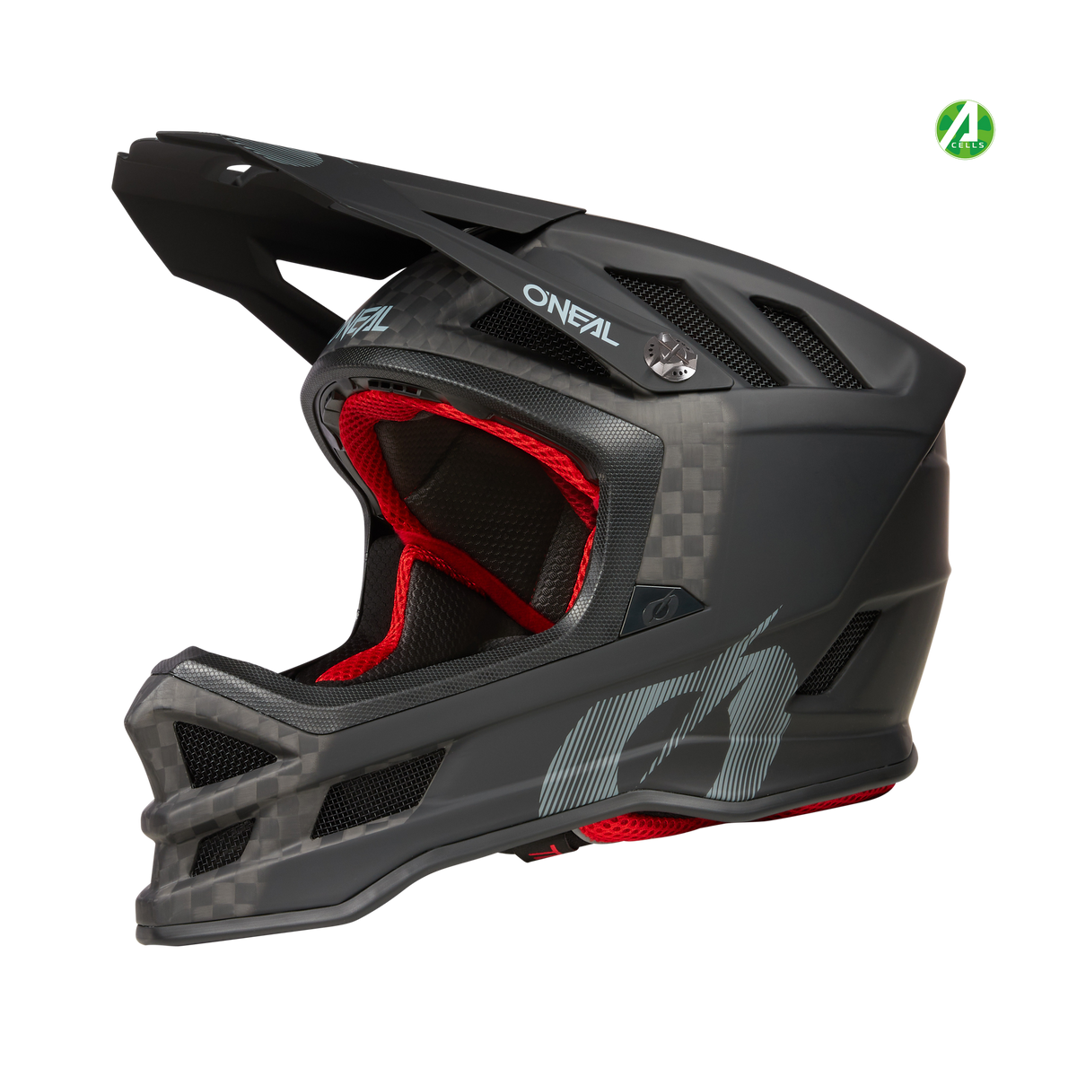 Der schwarz-rote O'NEAL BLADE Carbon IPX® Helm ist im Profil mit einem Visier, Netzbelüftungsöffnungen und einem strukturierten Design auf weißem Hintergrund abgebildet, mit einem kleinen grün-weißen Symbol in der oberen rechten Ecke.