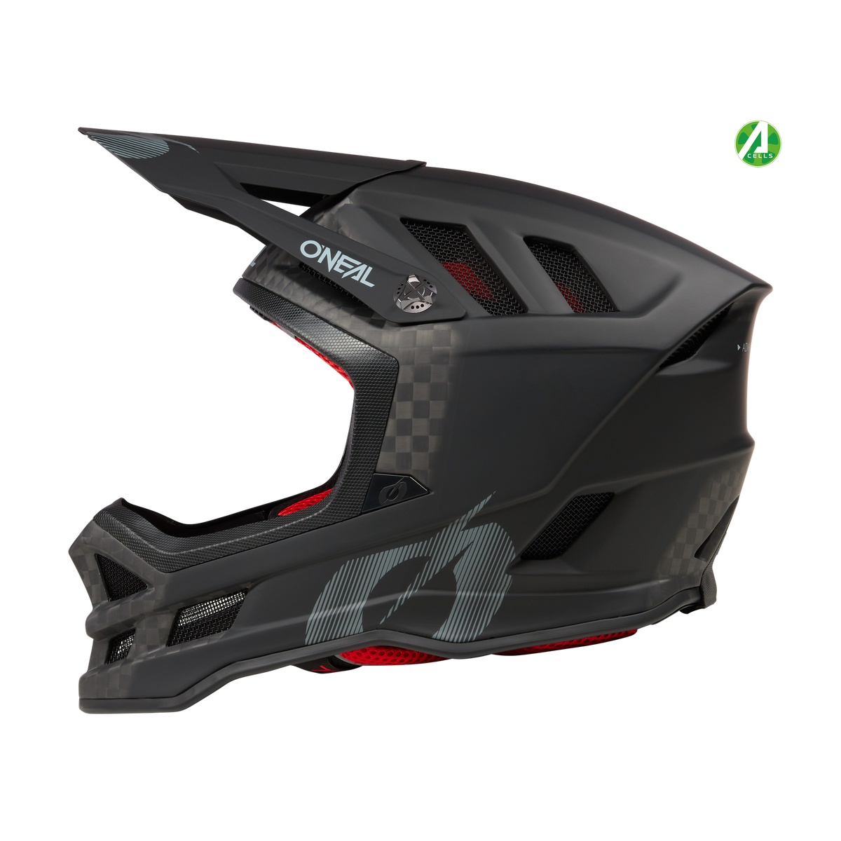 Ein mattschwarzer O'NEAL BLADE Carbon IPX® Helm mit Visier, aerodynamischen Belüftungsöffnungen, dezentem Schachbrettmuster und grauen Akzenten wird von der Seite vor einem weißen Hintergrund dargestellt.