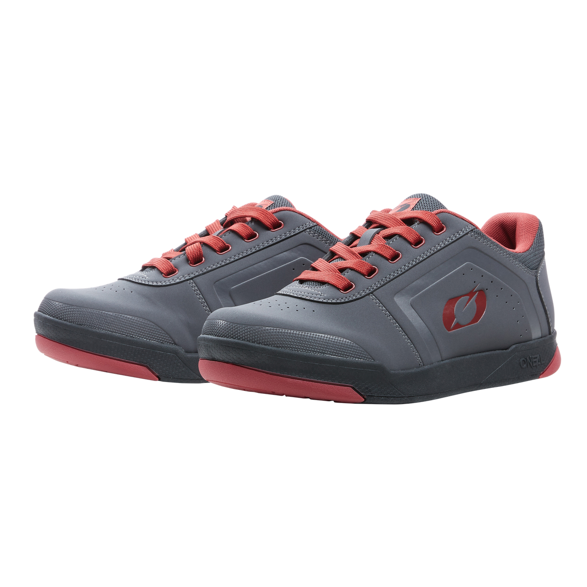 Ein Paar graue O'NEAL PINNED FLAT Pedal Schuhe von O'NEAL mit roten Schnürsenkeln, rotem Innenfutter und roter Sohle für exzellenten Halt auf flachen Pedalen, abgebildet auf einem schlichten schwarzen Hintergrund.