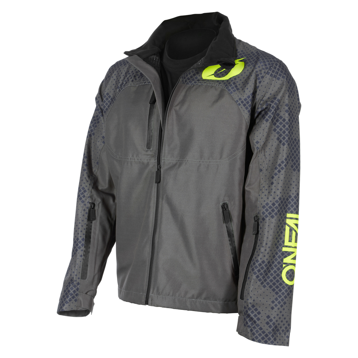Die O'NEAL SHORE Regenjacke ist eine grau-schwarze MTB-Jacke mit geometrischen Mustern auf den Schultern und Ärmeln, neongelben "ONEAL"-Logos auf der Brust und dem linken Ärmel, mehreren Reißverschlusstaschen und einem Stehkragen.