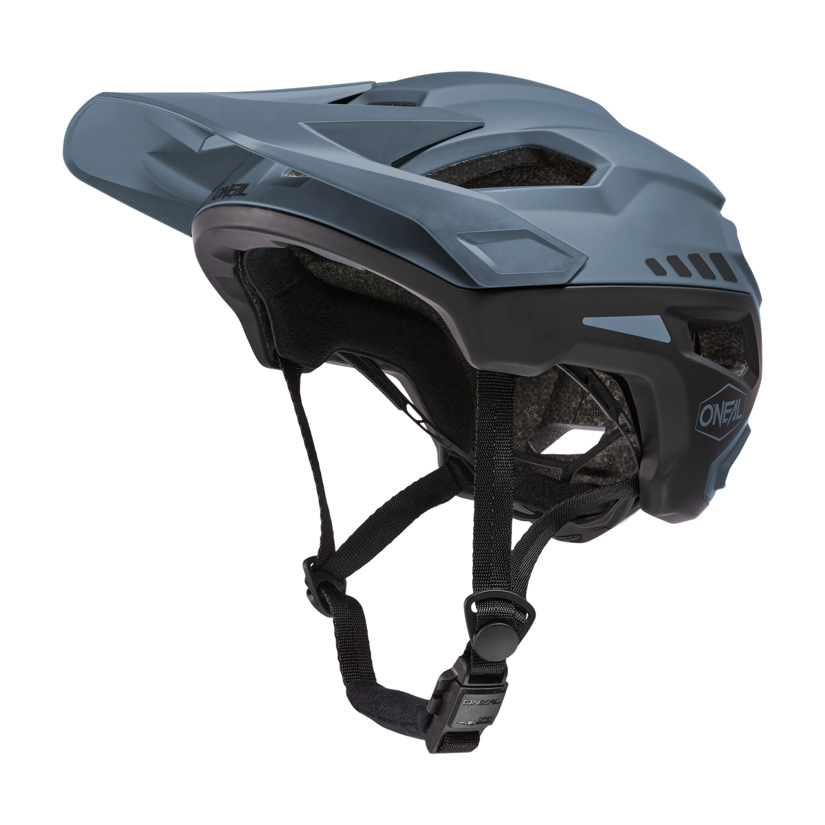 Der O'NEAL TRAILFINDER Helm SPLIT von O'NEAL in Grau und Schwarz verfügt über ein Visier, einen verstellbaren Kinnriemen und mehrere Belüftungsöffnungen, hier in der Seitenansicht.