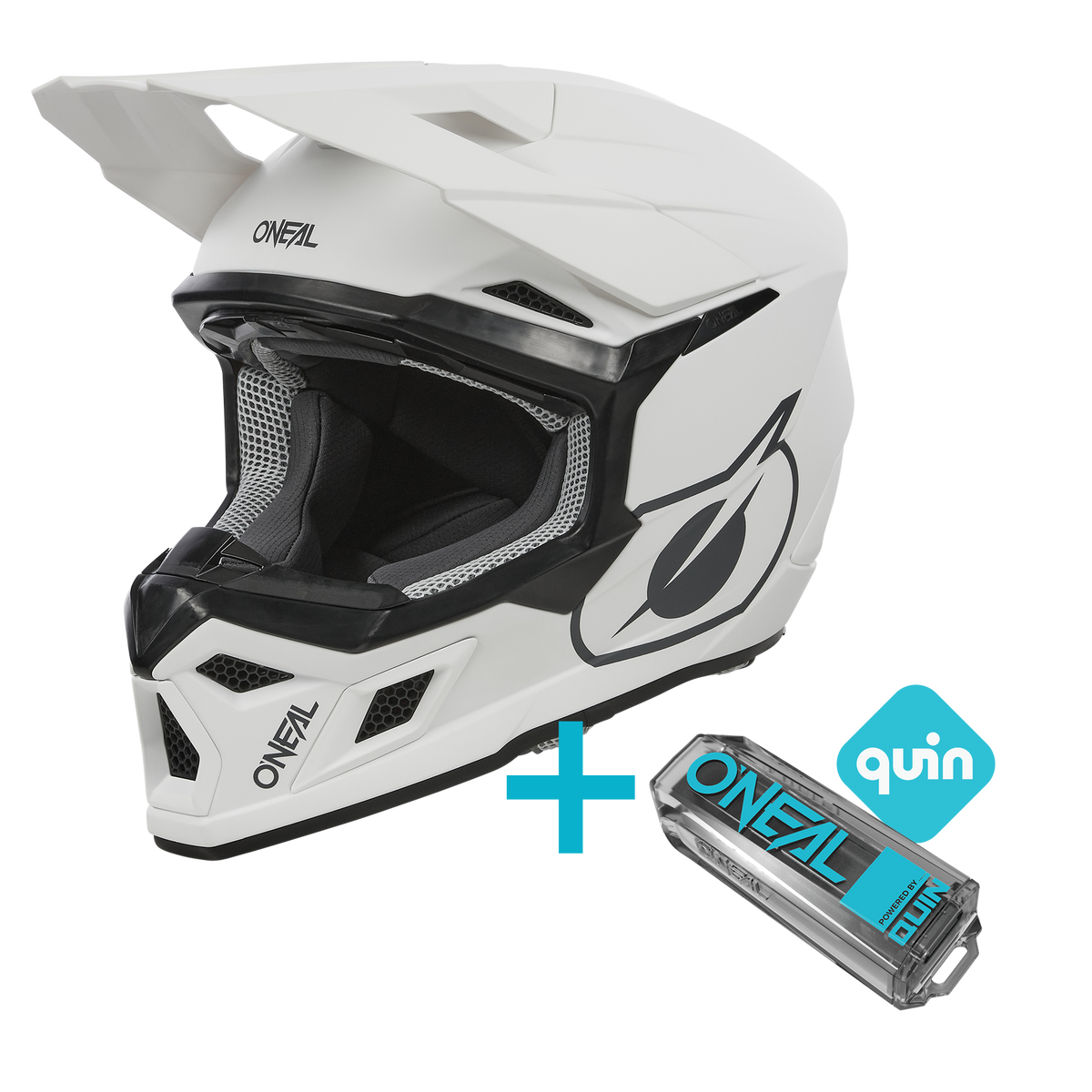 L'O'NEAL 3SRS Solid Quin Bundle è composto da un casco da motocross O'NEAL bianco con accenti neri e da un sensore compatto Quin Pro Smart Sensor blu e grigio con un segno più blu e il logo Quin nelle vicinanze.