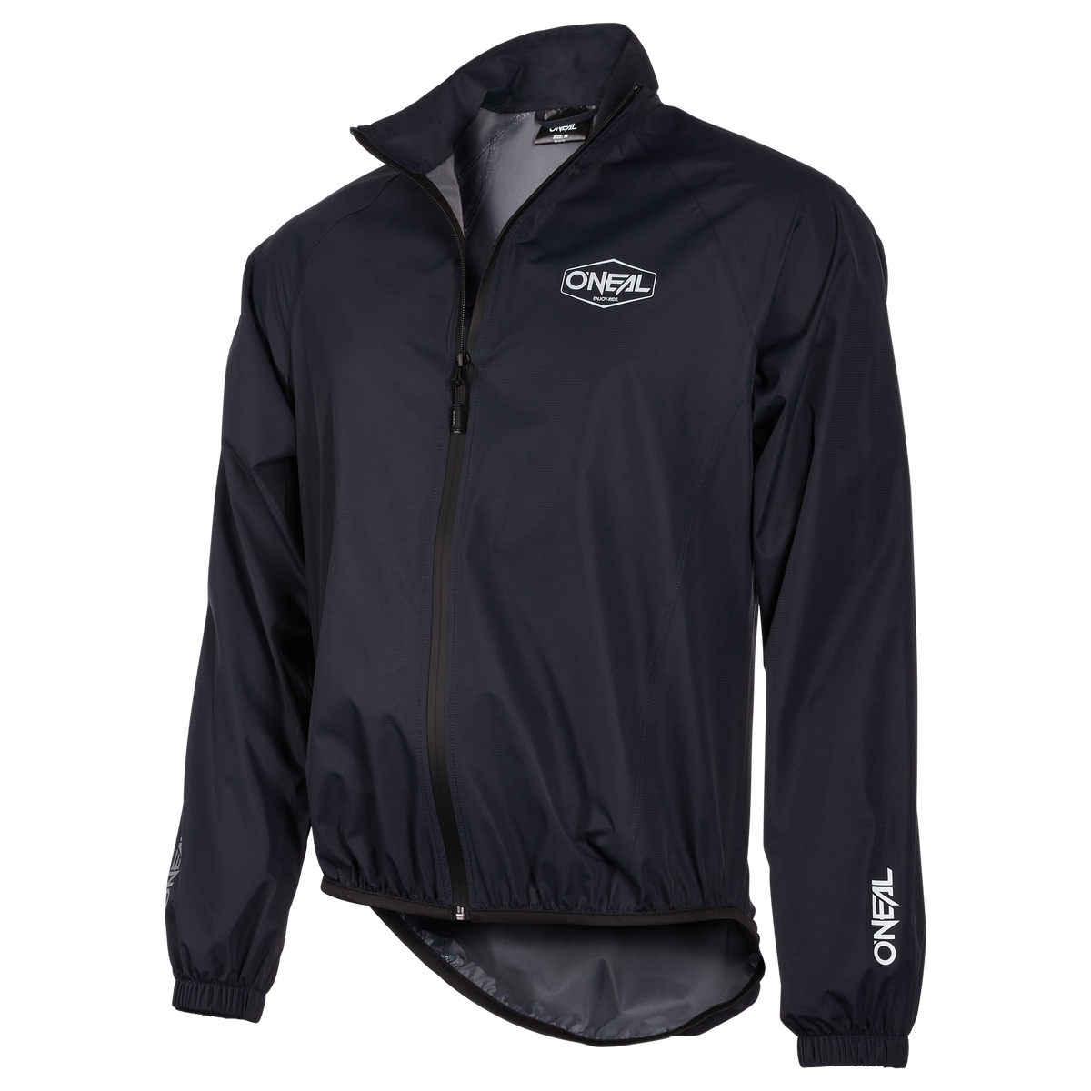 Die O'NEAL BREEZE WP Jacket ist eine schwarze, wasserdichte Jacke mit atmungsaktivem Material, Frontreißverschluss, hohem Kragen, elastischen Bündchen und Saum. Das O'Neal-Logo befindet sich auf der linken Brust und am Ärmel. Das Rückenteil ist etwas länger.