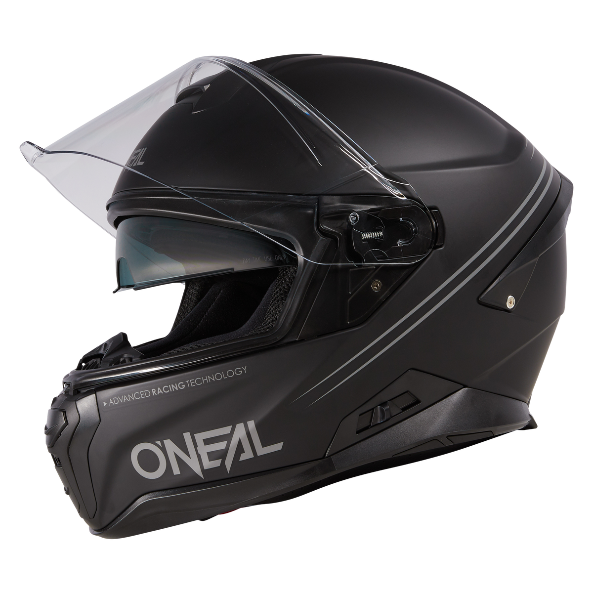 Le casque O'NEAL CHALLENGER SOLID est un casque de moto noir mat à visière intégrale, avec une visière claire, des détails anguleux et la marque O'NEAL blanche sur le profil latéral sur fond blanc - parfait pour les fans de moto.