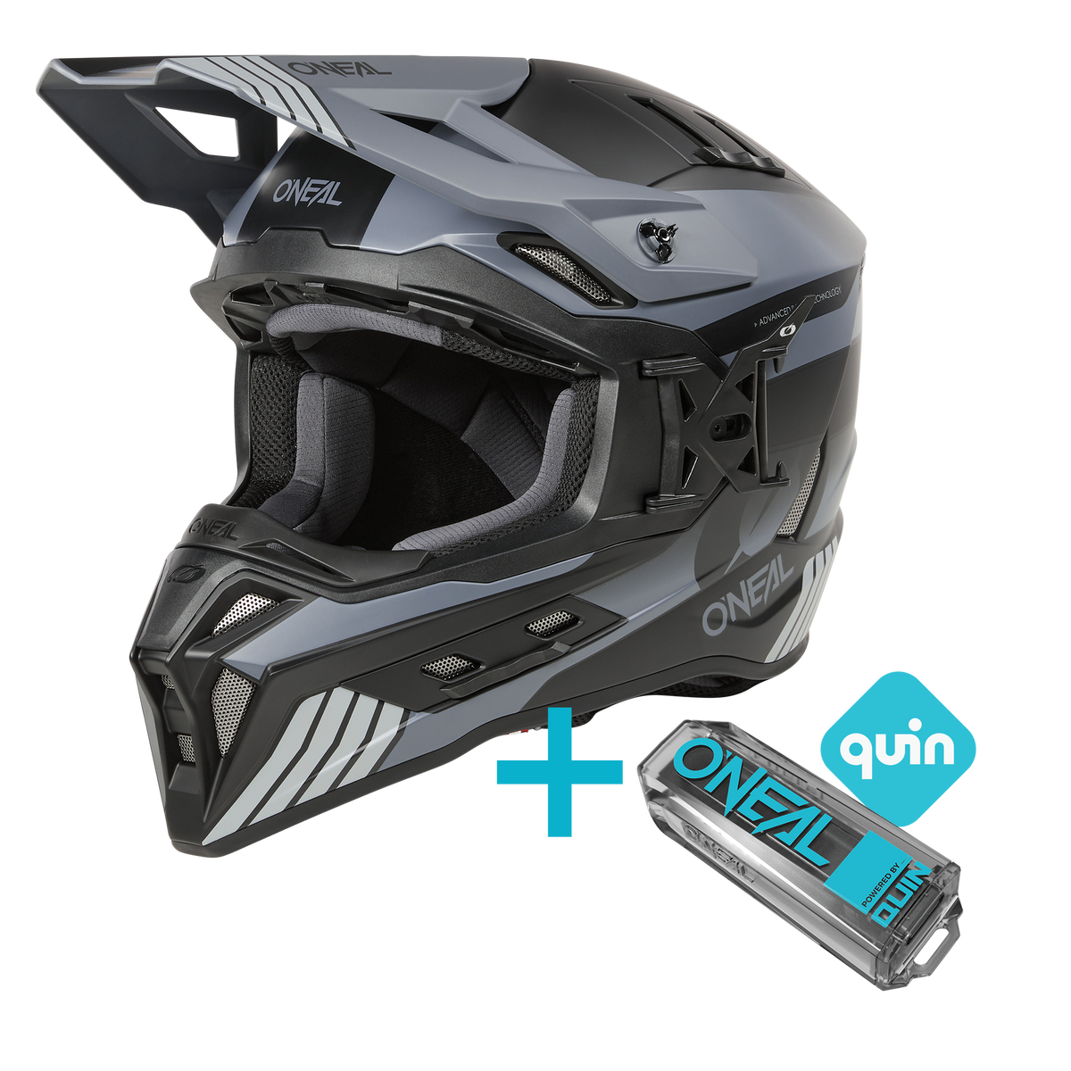L'O'NEAL EX-SRS Hitch Quin Bundle è composto da un casco nero e grigio opaco con motivi geometrici accanto a un piccolo sensore intelligente blu e nero, collegato da un segno più. Il casco è dotato di alette d'aria integrate per un maggiore comfort.
