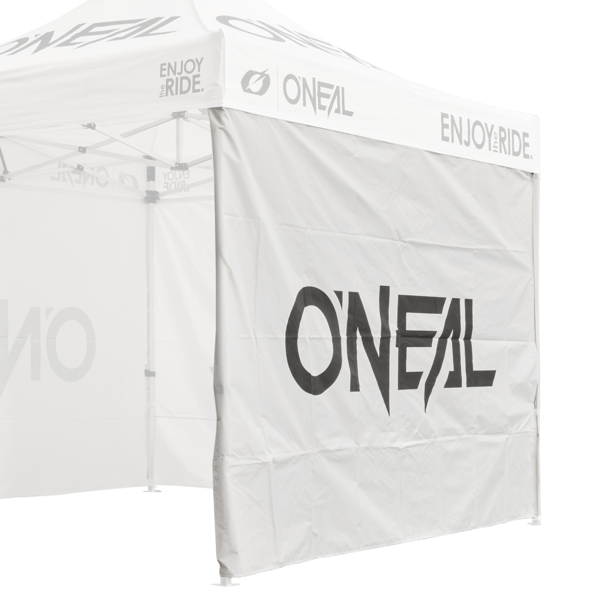 Una tenda bianca da esterno con il marchio "O'NEAL" ben visibile sul lato e sul tetto e lo slogan "ENJOY THE RIDE" sui bordi superiori. La cornice interna, parzialmente visibile, mostra la parete laterale della Tenda O'NEAL RACE.