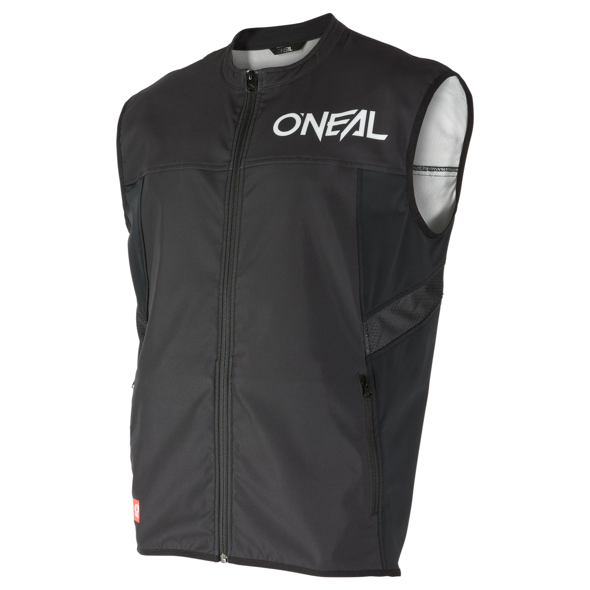 Die O'NEAL Soft Shell MX Vest ist eine ärmellose schwarze Weste mit einem Frontreißverschluss, weißem "O'NEAL"-Logo auf der linken Brust, 4-Wege-Stretch-Mesh-Seiteneinsätzen und einem kleinen roten Etikett am unteren Saum.