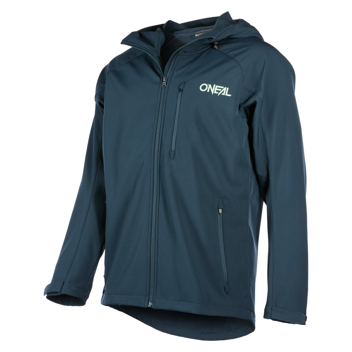 Die O'NEAL CYCLONE Soft Shell Jacke ist eine dunkelblaue, atmungsaktive, wasserabweisende Jacke mit einem Frontreißverschluss, Brust- und Seitentaschen mit Reißverschluss und dem Schriftzug "O'NEAL" in weiß auf der linken Brust. Auf einfarbigem Hintergrund.