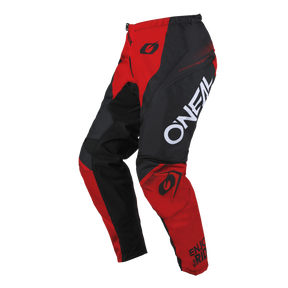 I pantaloni O'NEAL Element rossi e neri Racewear hanno il caratteristico logo O'NEAL bianco sulla gamba destra, inserti neri e un marchio motorsport extra per garantire comfort e protezione in ogni corsa.