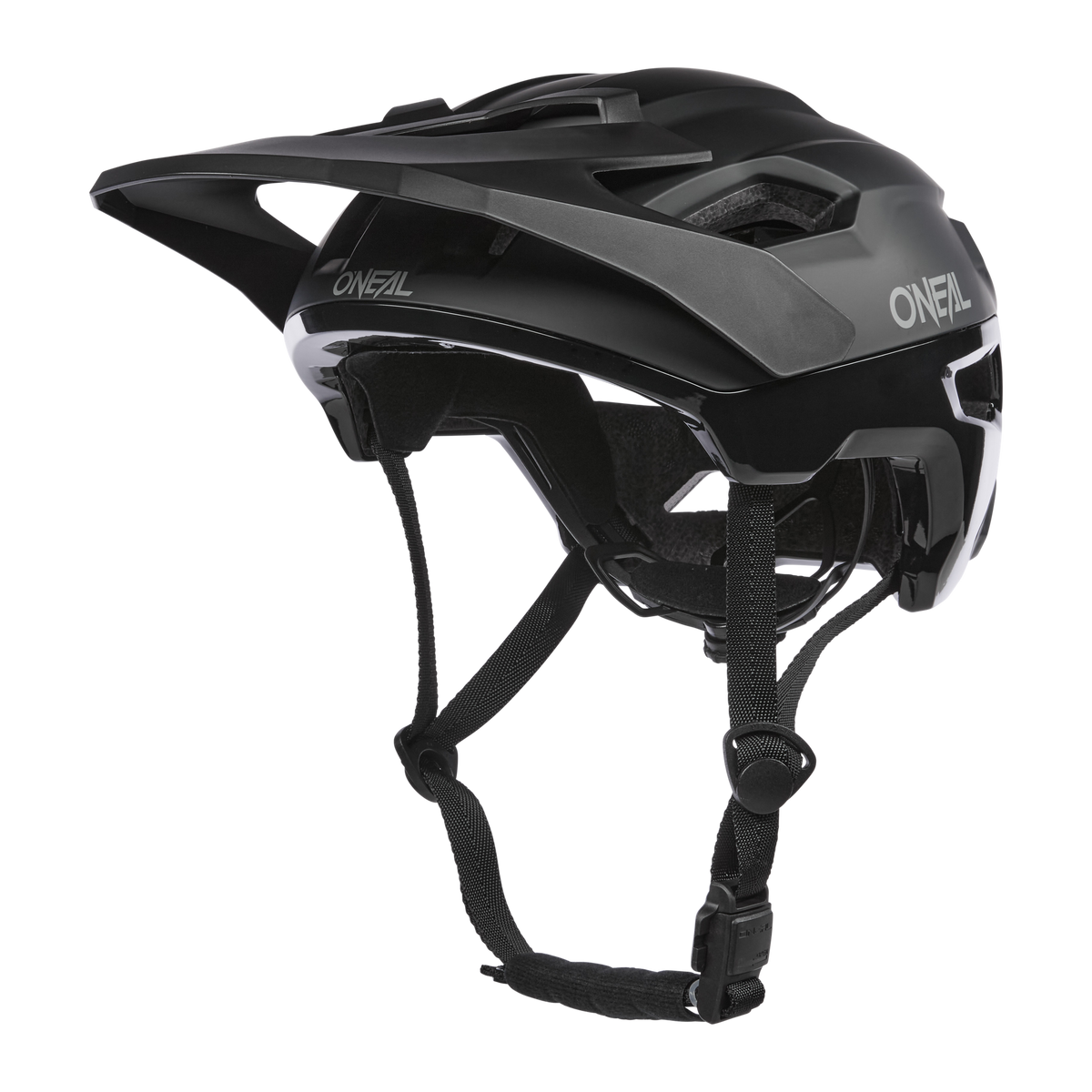 Ein schwarzer O'NEAL TRAILFINDER EVO Helm SOLID mit Visier, seitlichen Belüftungsöffnungen, verstellbarem Kinnriemen und optionalem Quin Smart Safety Sensor, dargestellt in der Seitenansicht auf einfarbigem Hintergrund.