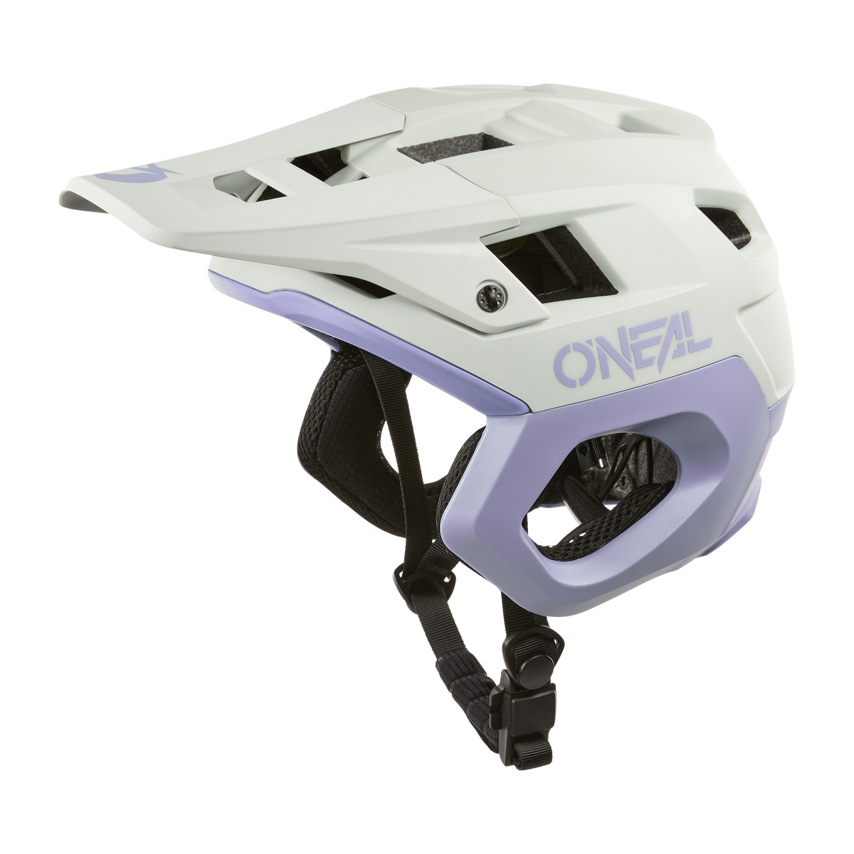 Der O'NEAL TRAPPER Helmet SOLID ist ein weißer und lavendelfarbener Fahrradhelm mit einem Visier, Belüftungsöffnungen, verstellbaren Riemen und einer sicheren Schnalle.