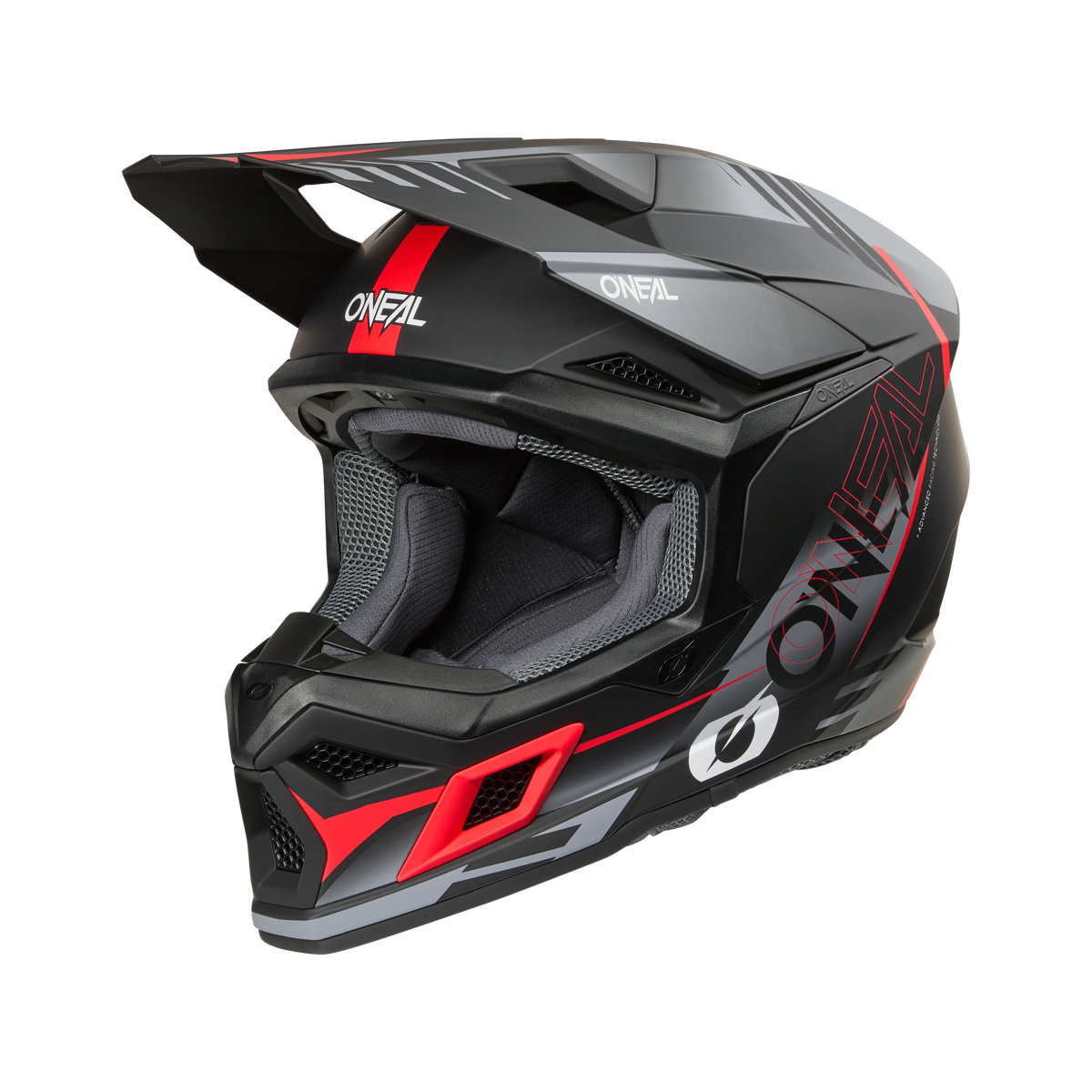 Il casco O'NEAL 3SRS HAZE presenta un design elegante e spigoloso in nero, grigio e rosso (nero/grigio/rosso), una visiera, un interno imbottito e i caratteristici loghi O'NEAL sul lato e sulla parte anteriore.