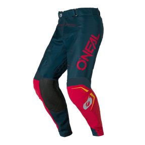 Gli O'NEAL Hardwear Pants SWIPE in blu navy/rosso hanno il marchio "O'NEAL" rosso sulla coscia sinistra, accenti gialli sul ginocchio destro, ginocchiere e cuciture rinforzate.
