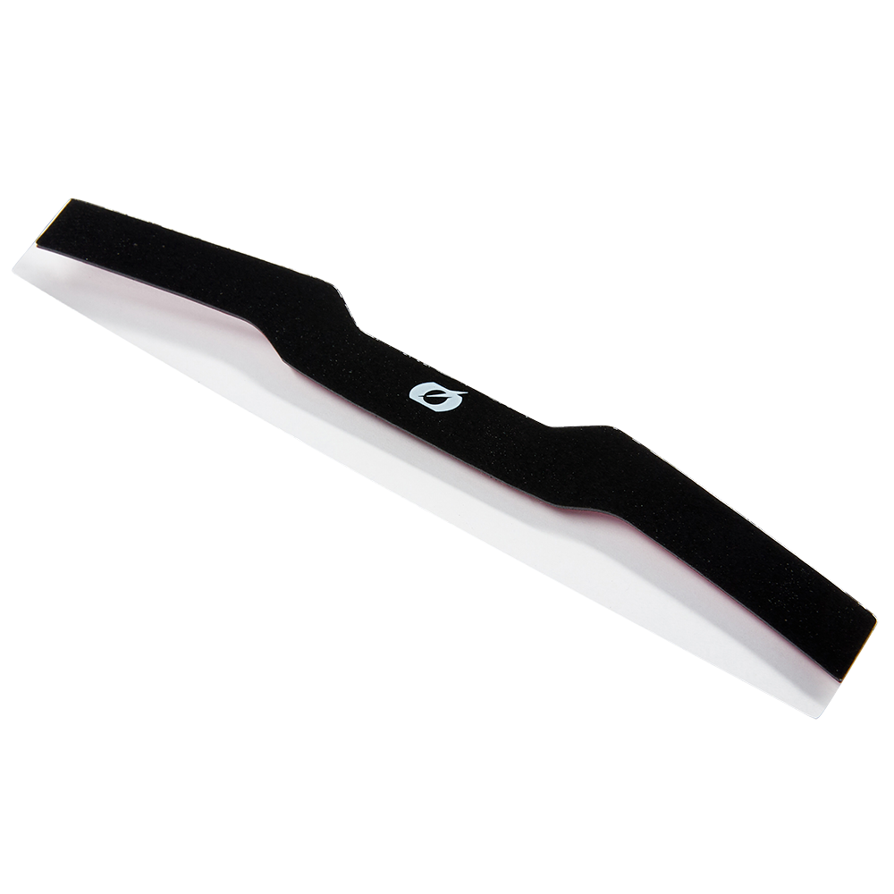 La escobilla de goma O'NEAL B-20 y B-30 Roll Off MUDFLAP es una escobilla de goma para ventanas en blanco y negro con un diseño en ángulo y un logotipo O'NEAL blanco en la parte superior, aislado sobre un fondo blanco.