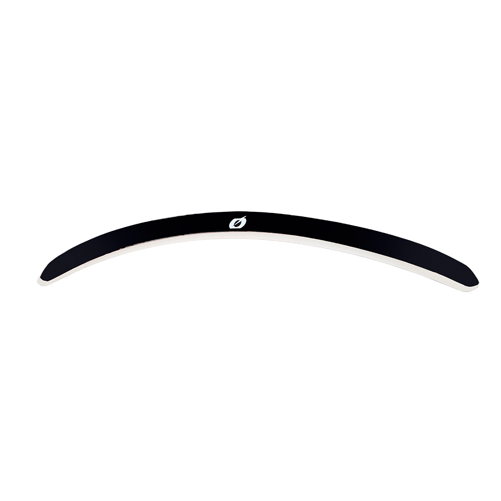 Le masque O'NEAL B-50 - Mudflap est représenté sur un fond blanc uni et dispose d'un élégant design noir et blanc incurvé avec un petit logo O'NEAL blanc au milieu.