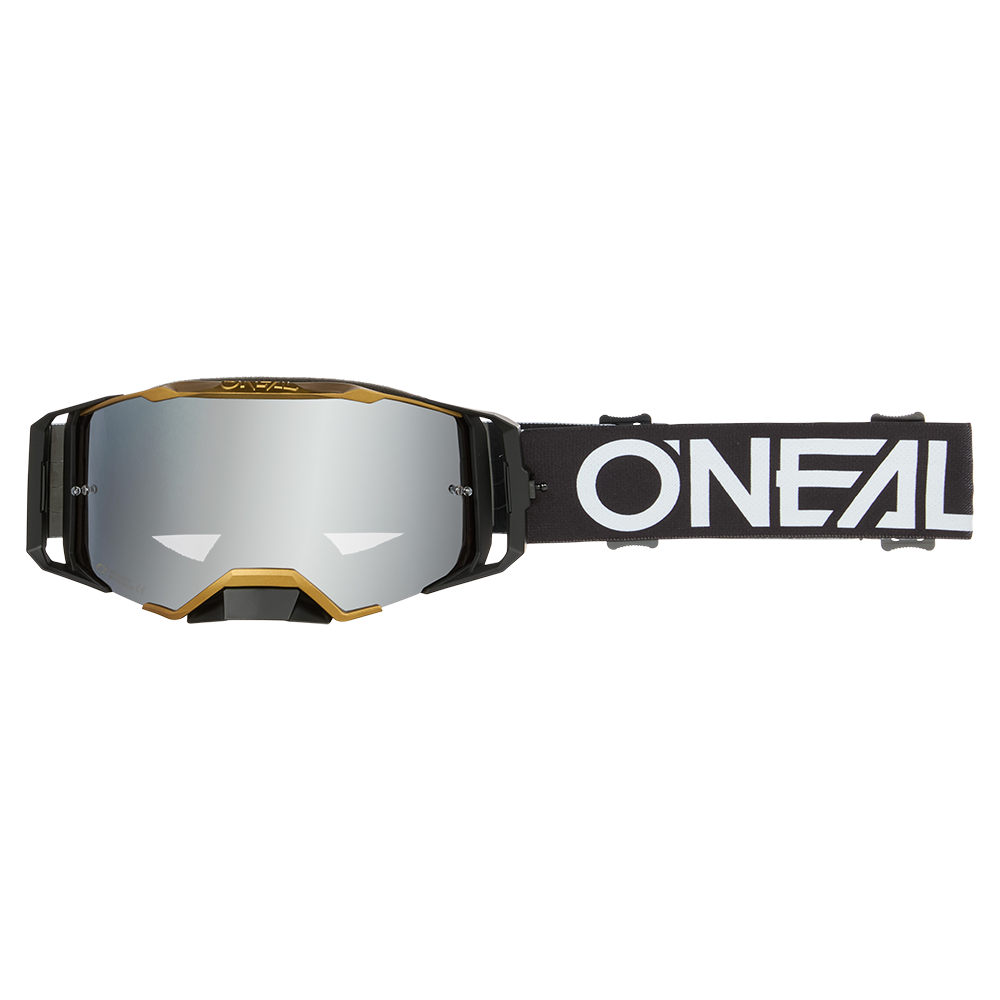 Die O'NEAL B-33 Goggle HEXA hat ein reflektierendes Glas, einen schwarzen Rahmen mit goldenen Akzenten und ein schwarzes, verstellbares Band mit weißem O'NEAL-Logo.