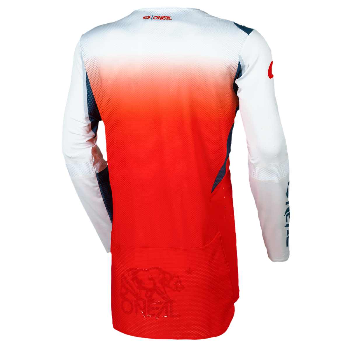 La camiseta O'NEAL Prodigy FIVE FIVE FADE es una camiseta deportiva de manga larga, roja y blanca, con un diseño de degradado de colores, un gráfico de toro, la marca de la manga y el logotipo de O'NEAL en la parte inferior de la espalda (por detrás).