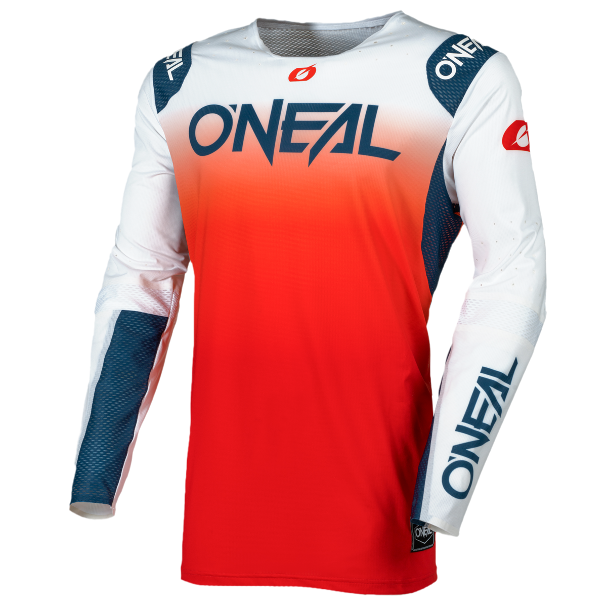 El maillot O'NEAL Prodigy FIVE FADE es un maillot de motocross de manga larga con un degradado de color del blanco al rojo, detalles azules en las mangas y llamativas letras "O'NEAL" en el pecho y el antebrazo derecho.