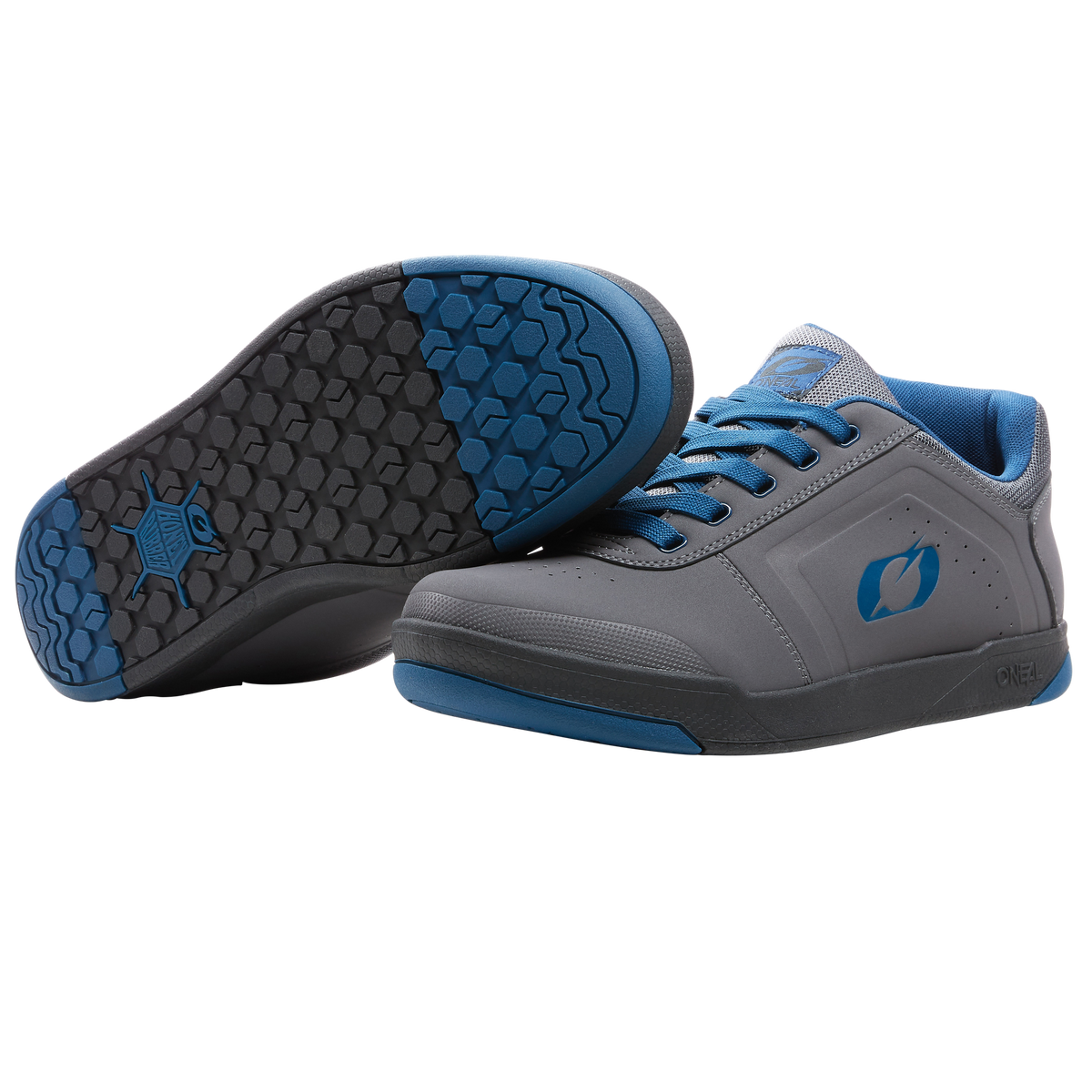Ein Paar O'NEAL PINNED PRO FLAT Pedal Schuhe in grau mit blauen Akzenten, Schnürsenkeln und Logo. Ideal als Mountainbike-Zubehör - ein aufrechter Schuh, der andere mit einer strukturierten schwarz-blauen Sohle. Marke: O'NEAL.