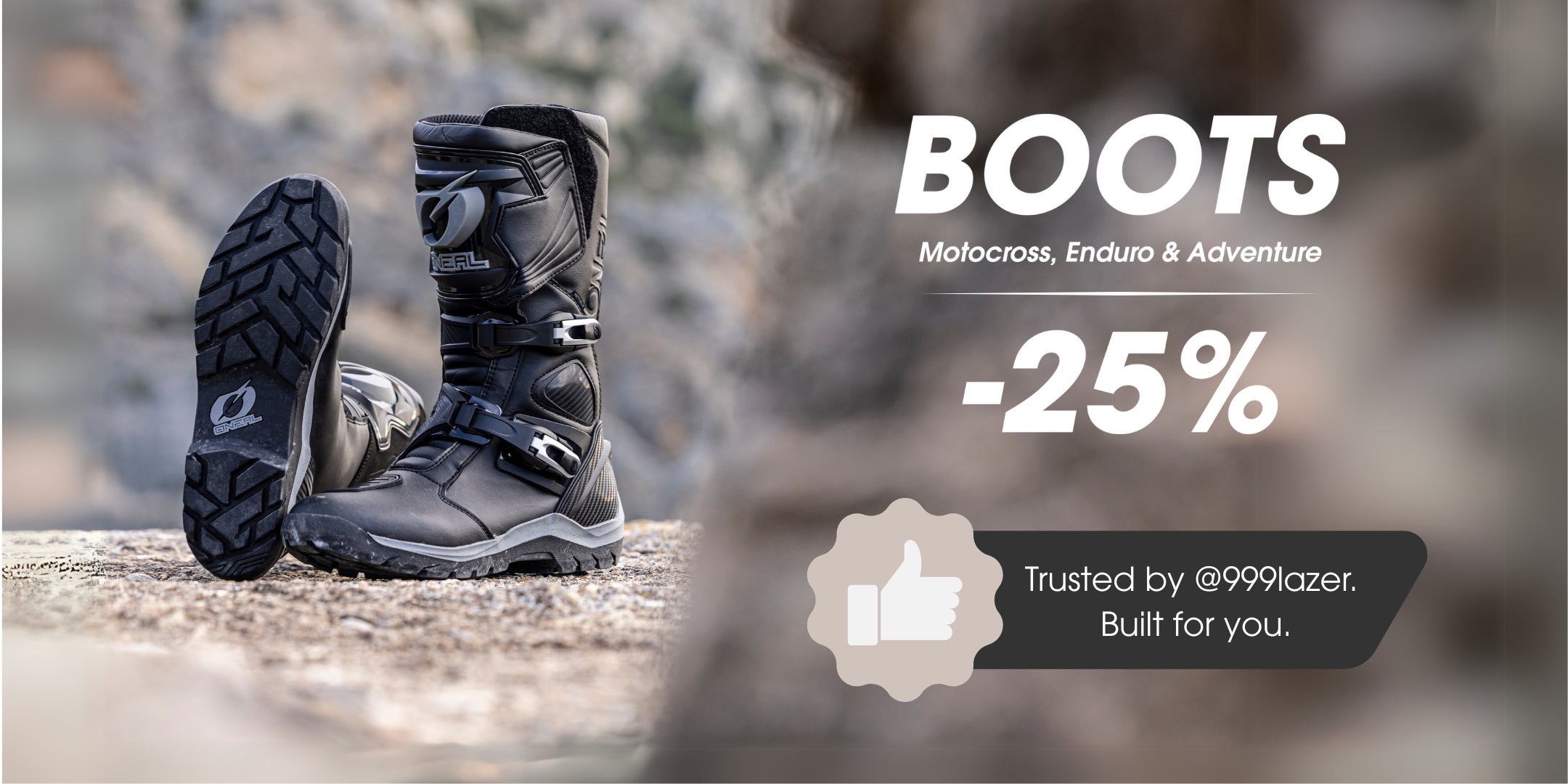 Ein Paar schwarze Motocross-Stiefel ist im Freien ausgestellt. Der Text lautet: "BOOTS Motocross, Enduro & Adventure -25%". Ein Daumen-hoch-Symbol erscheint mit der Meldung "Trusted by @999lazer. Built for you.".