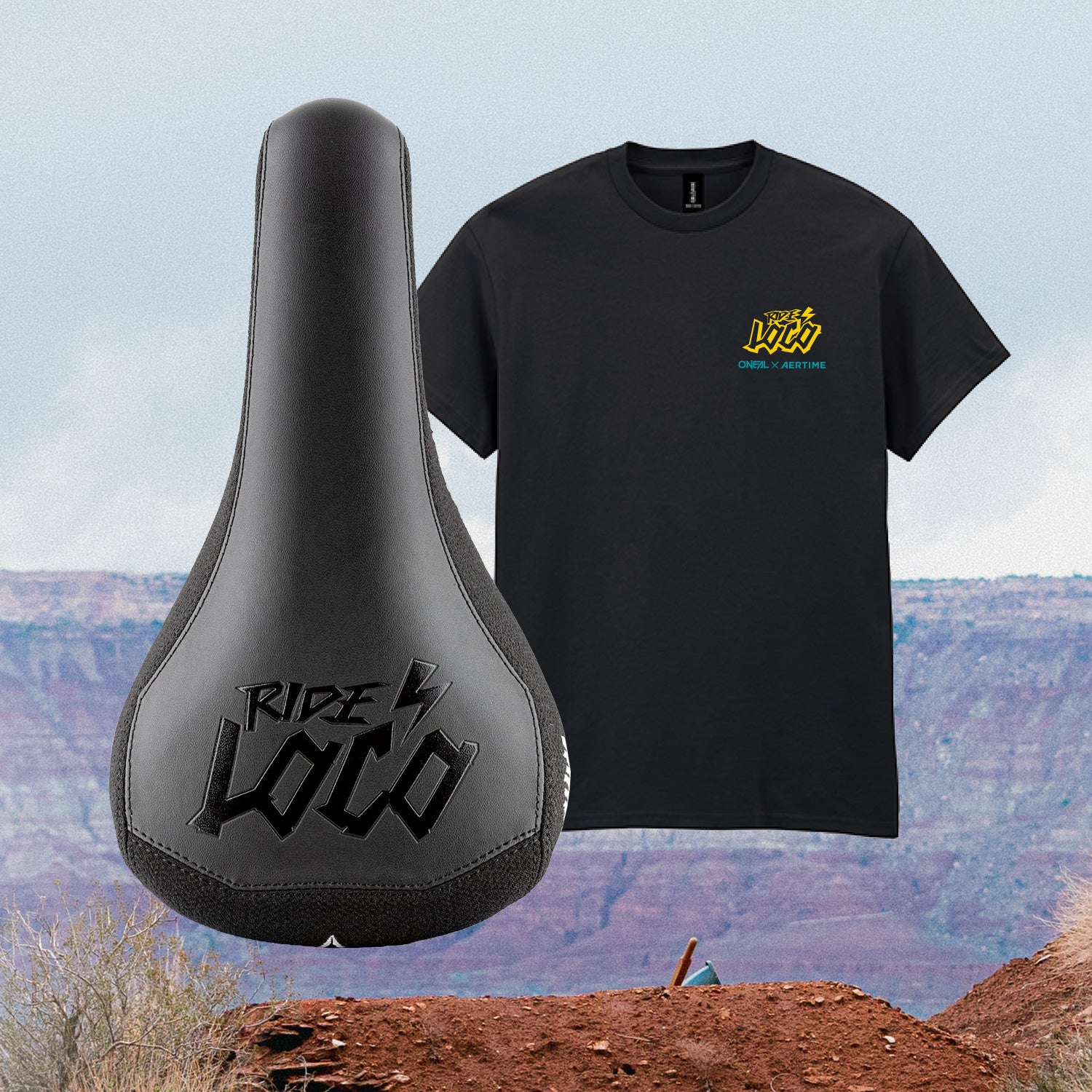 Ein schwarzer Fahrradsattel mit der Aufschrift "RIDE LOCO" in fetten Buchstaben ist neben einem schwarzen T-Shirt mit einem kleinen gelben "RIDE LOCO"-Logo auf der Brust abgebildet. Der Hintergrund zeigt eine Canyon-Landschaft mit blauem Himmel.