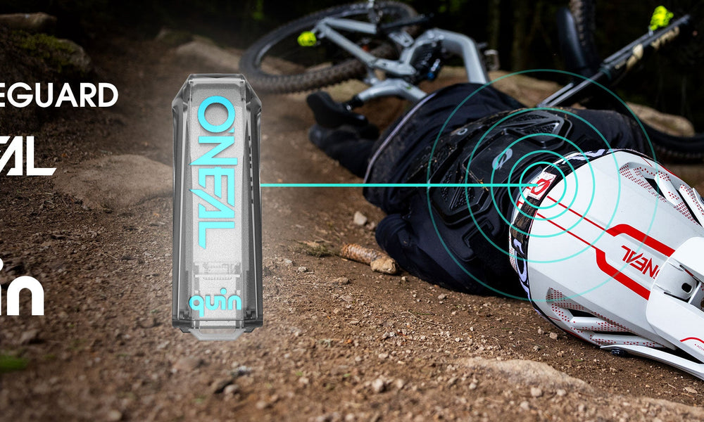 Ein Radfahrer liegt neben einem Fahrrad auf dem Boden. Ein Helmsensor ist hervorgehoben und mit einem digitalen Gerät verbunden. Der Text lautet: „DIGITAL LIFEGUARD O'NEAL x quin.“.