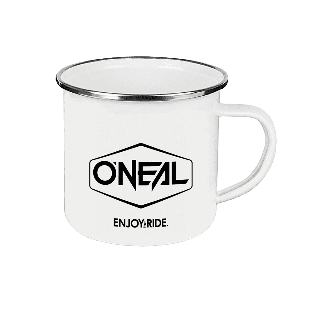 Der O'NEAL Emaille-Becher ist ein weißer Emaille-Becher mit Metallrand, auf dem das O'NEAL-Logo und "ENJOY THE RIDE." in schwarzer Schrift aufgedruckt sind.