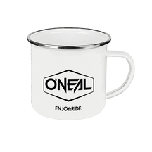 Der O'NEAL Emaille-Becher ist ein weißer Emaille-Becher mit Metallrand, auf dem das O'NEAL-Logo und "ENJOY THE RIDE." in schwarzer Schrift aufgedruckt sind.