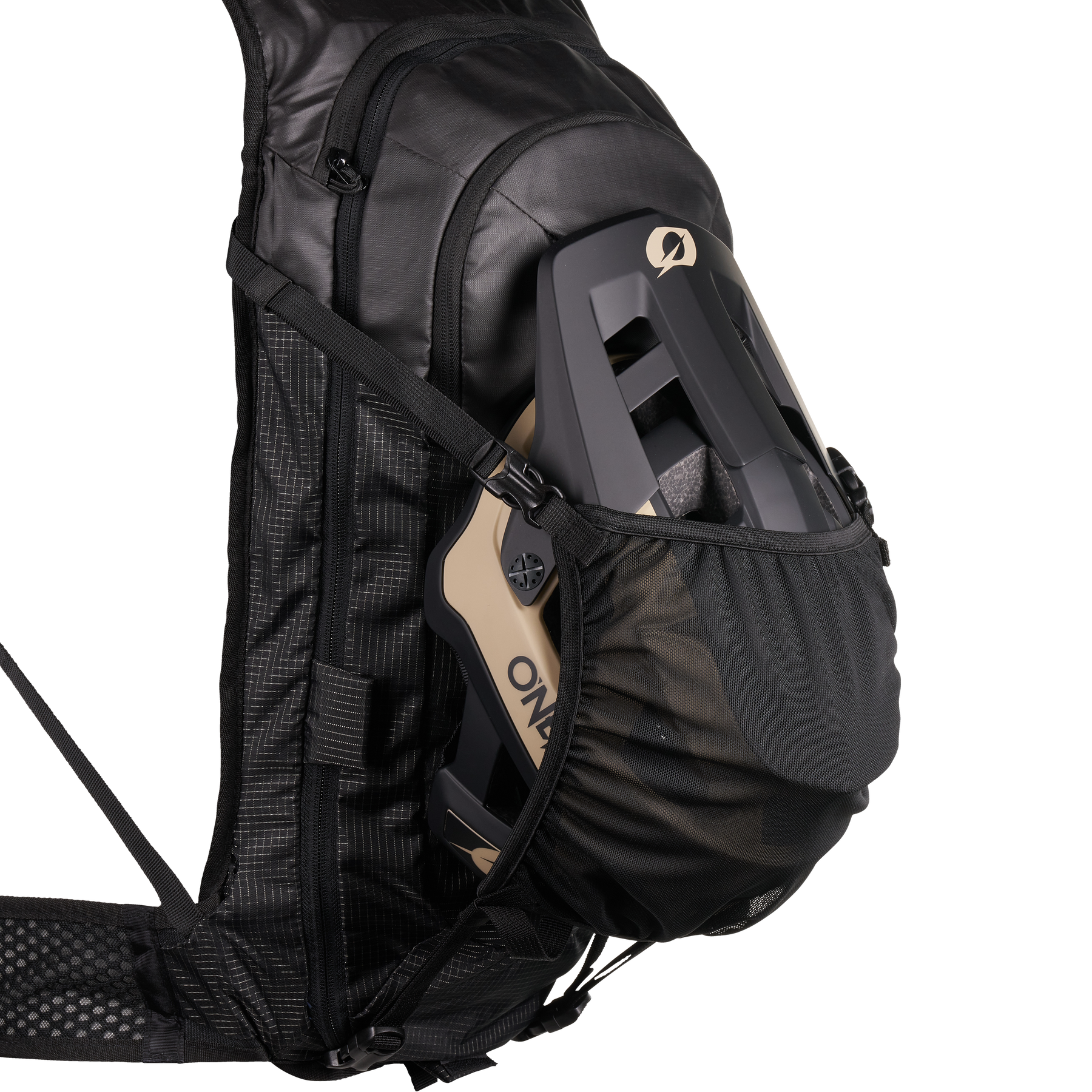 Nahaufnahme des O'NEAL JUNCTION MTB Protektorrucksack von O'NEAL Europe, die eine Netztasche mit einem grauen und beigen Fahrradhelm zeigt. Der Rucksack verfügt über gepolsterte Gurte, eine strukturierte Seitenwand und verbesserte Schutzfunktionen.