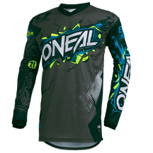 El maillot Element Villain de O'NEAL se caracteriza por sus llamativos gráficos en verde neón, azul, blanco y negro, su material transpirable para una gran comodidad de uso y las letras "O'NEAL" en el pecho y las mangas.