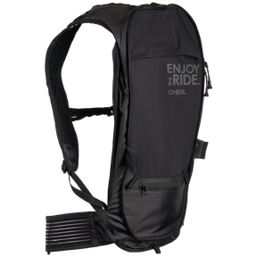 Ein schwarzer O'NEAL Europe JUNCTION MTB Protektorrucksack mit "ENJOY the RIDE." in Grau auf der Vorderseite, mit gepolsterten Trägern, einem Hüftgurt und mehreren Reißverschlussfächern.