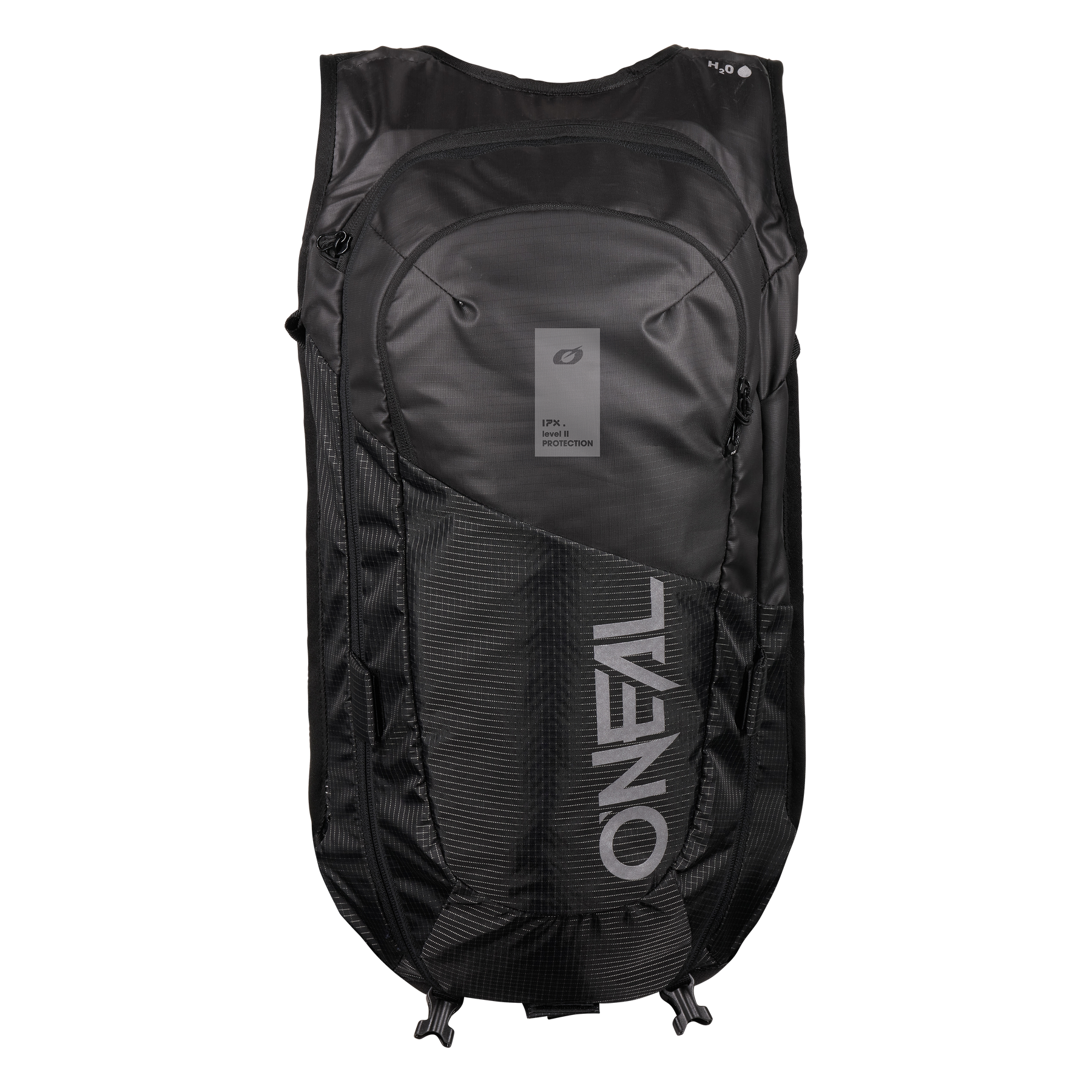 Der O'NEAL Europe JUNCTION MTB Protektorrucksack in Schwarz zeichnet sich durch mehrere Reißverschlussfächer, eine strukturierte Vorderseite und ein auffälliges vertikales "ONEAL"-Logo aus, das auf einem schlichten weißen Hintergrund abgebildet ist.