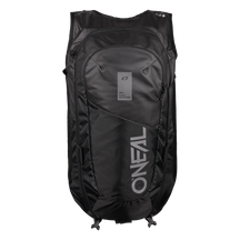 Der O'NEAL Europe JUNCTION MTB Protektorrucksack in Schwarz zeichnet sich durch mehrere Reißverschlussfächer, eine strukturierte Vorderseite und ein auffälliges vertikales "ONEAL"-Logo aus, das auf einem schlichten weißen Hintergrund abgebildet ist.