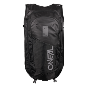 Der O'NEAL Europe JUNCTION MTB Protektorrucksack in Schwarz zeichnet sich durch mehrere Reißverschlussfächer, eine strukturierte Vorderseite und ein auffälliges vertikales "ONEAL"-Logo aus, das auf einem schlichten weißen Hintergrund abgebildet ist.