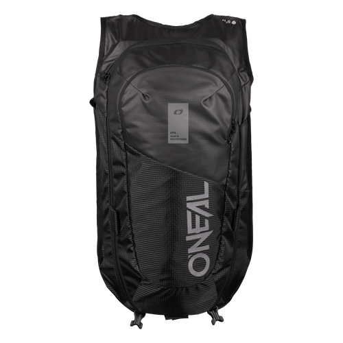 Der O'NEAL Europe JUNCTION MTB Protektorrucksack in Schwarz zeichnet sich durch mehrere Reißverschlussfächer, eine strukturierte Vorderseite und ein auffälliges vertikales 