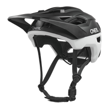 El casco O'NEAL Trailfinder EVO Solid es un casco de ciclismo en blanco y negro con visera ajustable, correa para la barbilla y sensor Quin Smart Safety para la máxima seguridad y comodidad.