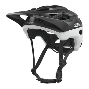 El casco O'NEAL Trailfinder EVO Solid es un casco de ciclismo en blanco y negro con visera ajustable, correa para la barbilla y sensor Quin Smart Safety para la máxima seguridad y comodidad.