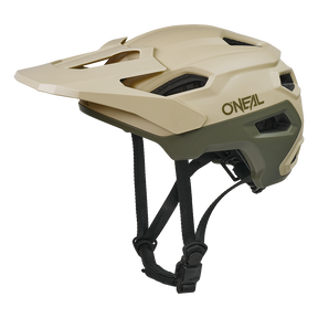 El casco O'NEAL TRAILFINDER EVO Solid en marrón claro y verde oliva tiene visera y barboquejos negros ajustables sobre fondo blanco.